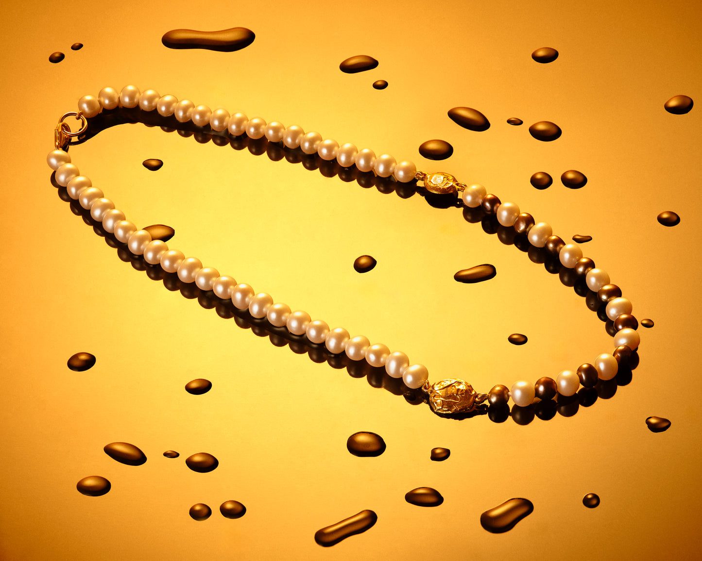 Black & White Freshwater Pearl Necklace x Gold Link