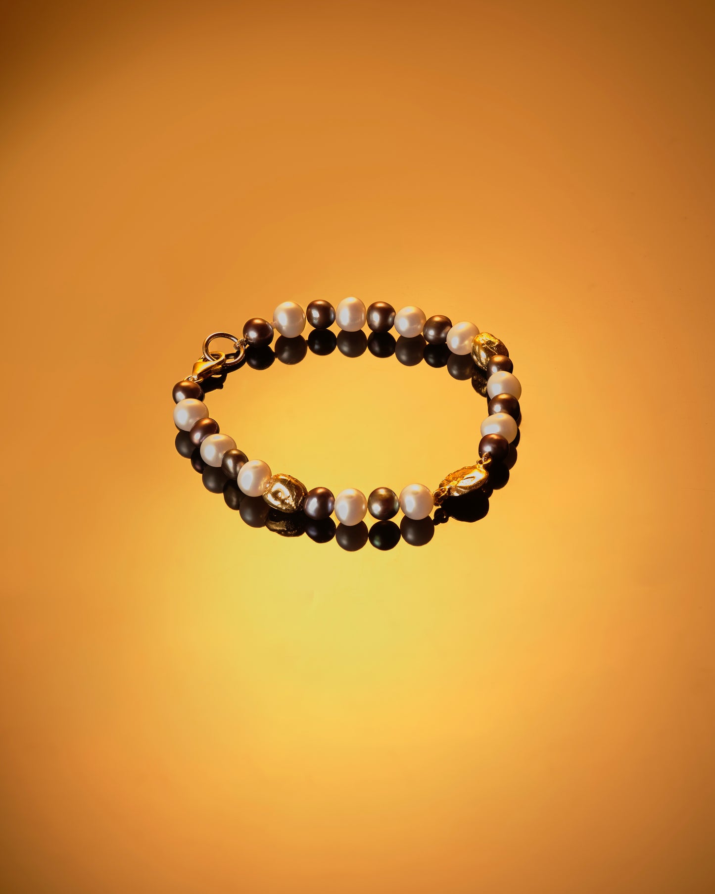 Black & White Freshwater Pearl Bracelet x Gold Link