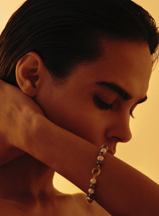 Black & White Freshwater Pearl Bracelet x Gold Link